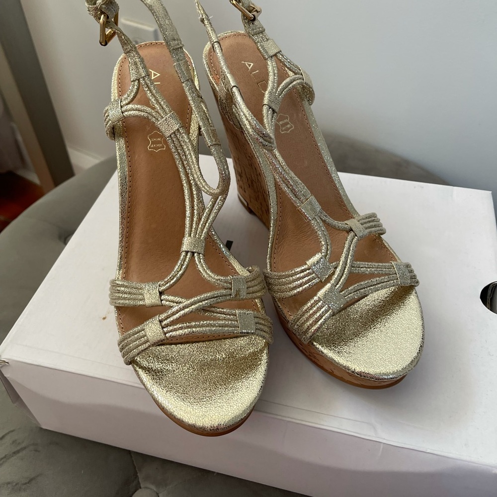 NWOT - gold platform sandals -Aldo size 10